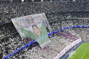 永远的巴斯光年！皇马球迷巨幅TIFO致敬巴斯克斯