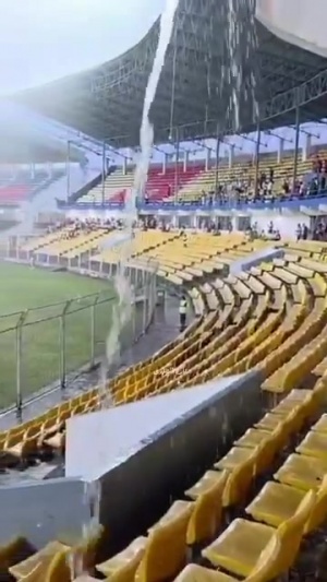 印度特色……果阿的主场看台水流如注，球场顶棚形同虚设