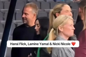 聊什么呢？弗里克欧冠赛后与亚马尔及其女友交谈