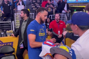 拥有反客为主的人气库里在湖人主场球员通道给球迷们签名~