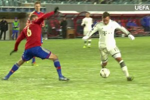 那时候他还是金童！格策欧冠突袭风骚一条龙破门！