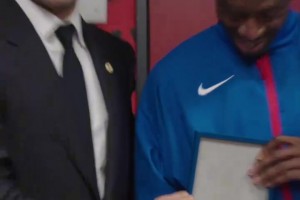 依旧会玩！曼联网红女球迷：我真的希望利物浦球迷们都没事！