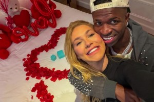 赢球心情好！维尼修斯和女友享受激情之夜